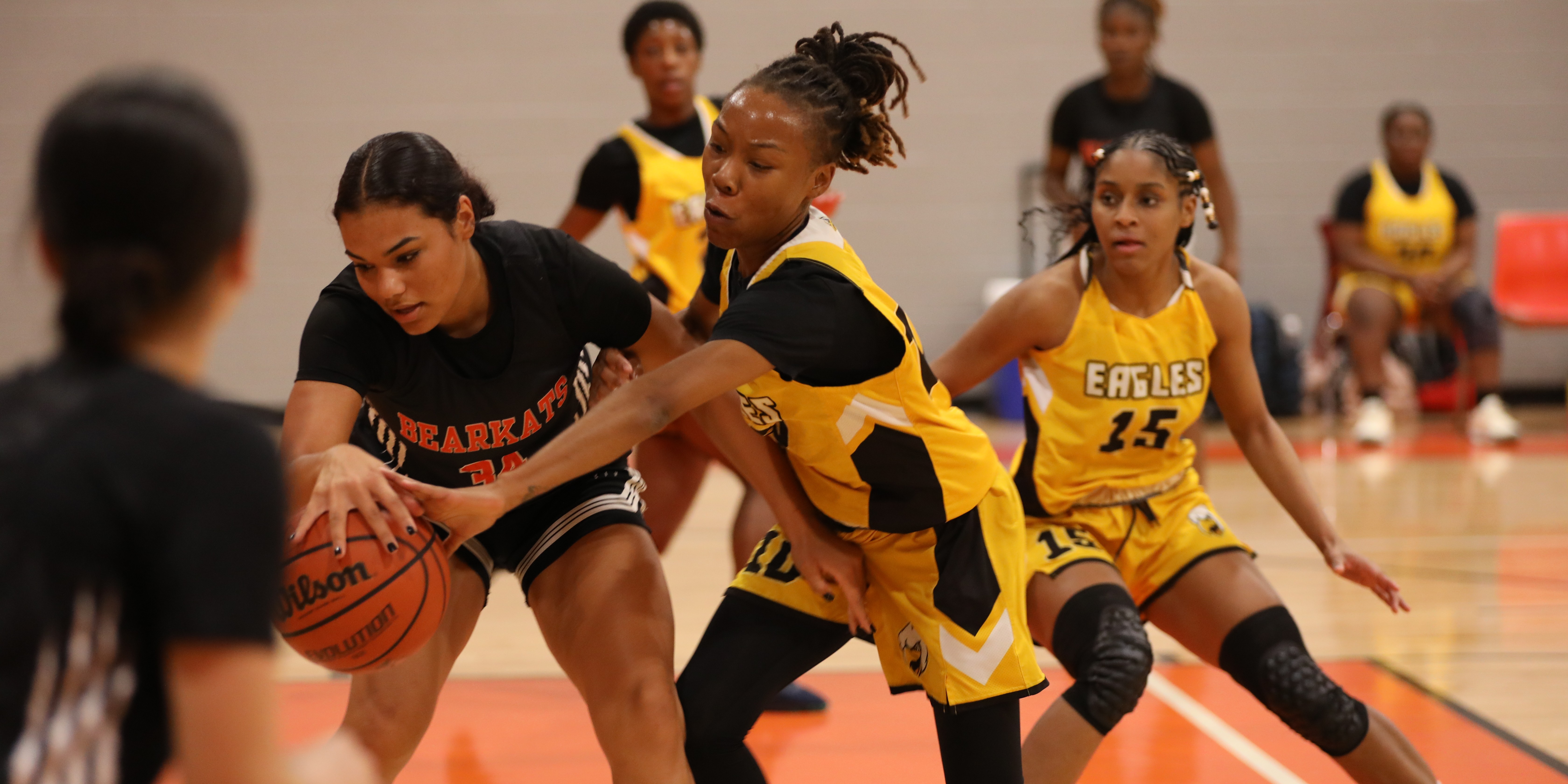 womens club basketball team playing offense against the eagles